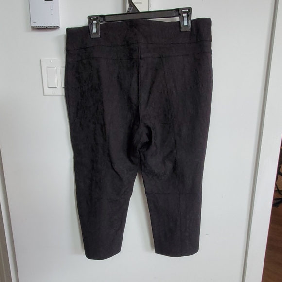 Soho apparel ltd. Black capris. - Picture 2 of 2